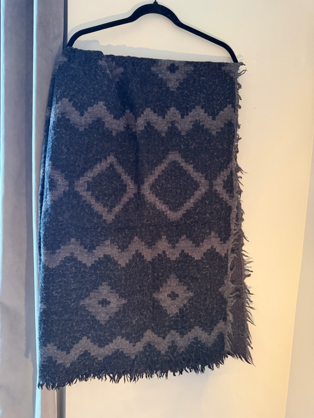 Wilfred 100% Wool Blanket Scarf Gray Black Aztec Fringe One Size - Picture 3 of 5